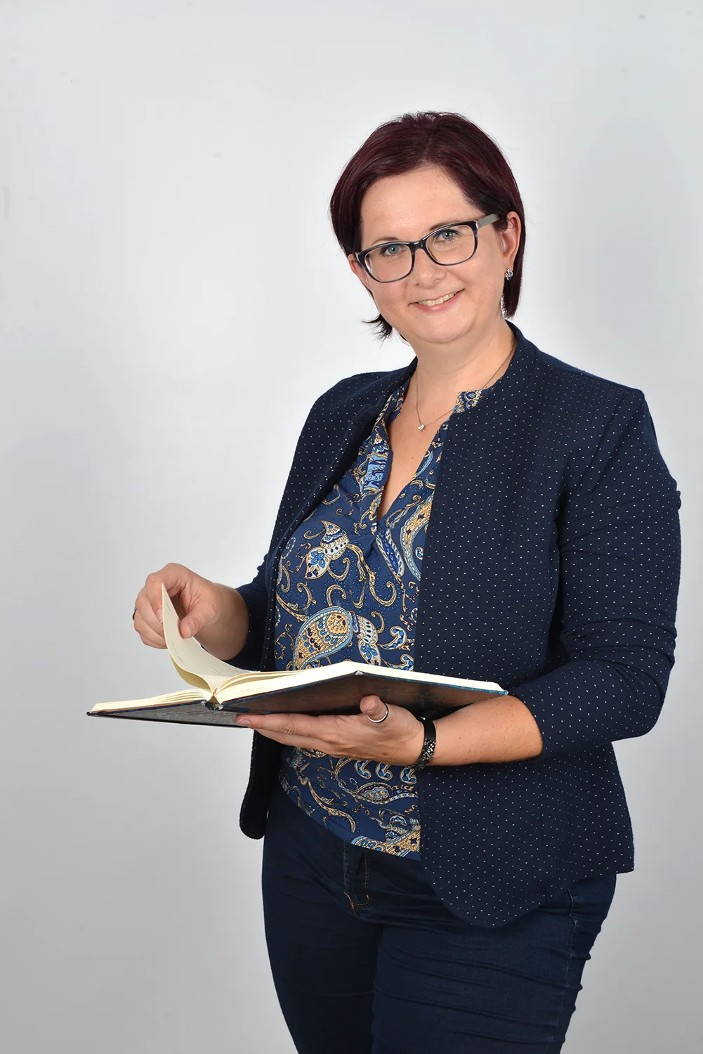 Margit Taferner beim Lesen in der Natur - Lebensbegleitung im Salzkammergut
